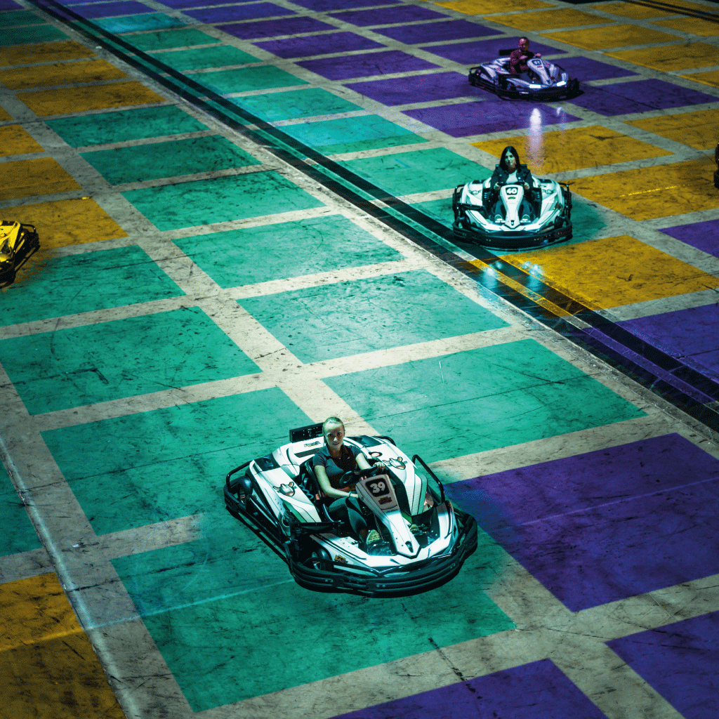 Trois karts sur la piste BattleColor et cases coloriées en bleu