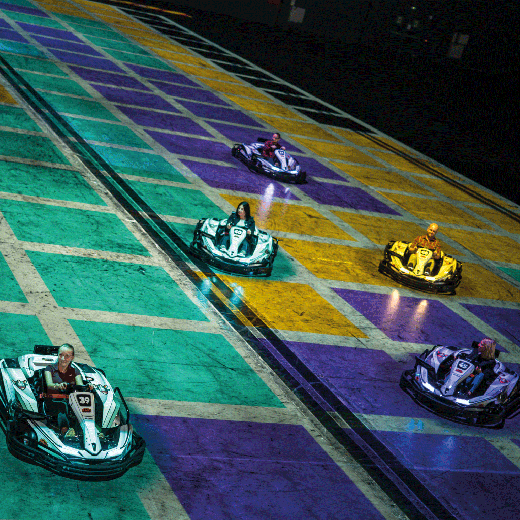 Cinq karts sur la piste BattleColor et cases coloriées en bleu mauve et jaune