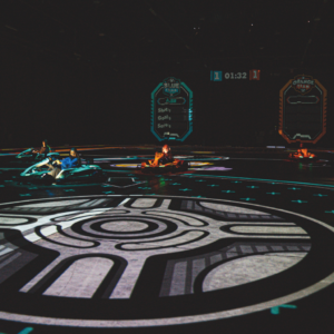 Quatre joueurs BattleFoot dans leurs karts arrivent sur le ballon virtuel en avant-plan