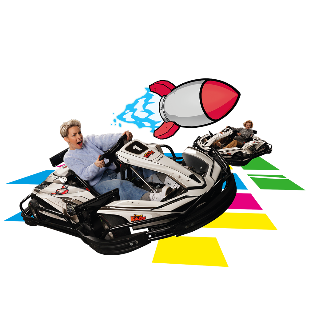 Une joueuse BattleKart qui tire un missile depuis son kart dans le mode BattleColor