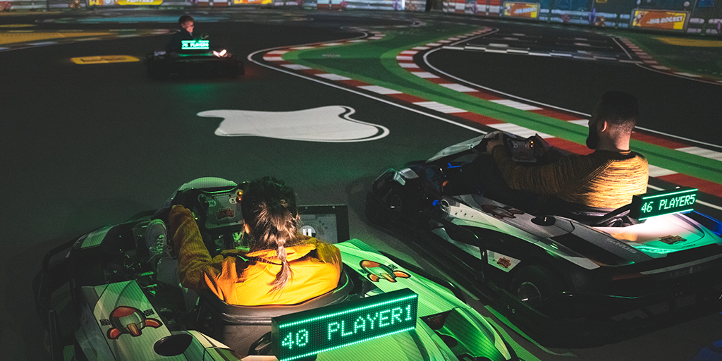 BattleRace deux joueurs et leurs karts arrivent sur une flaque d'huile sur la piste