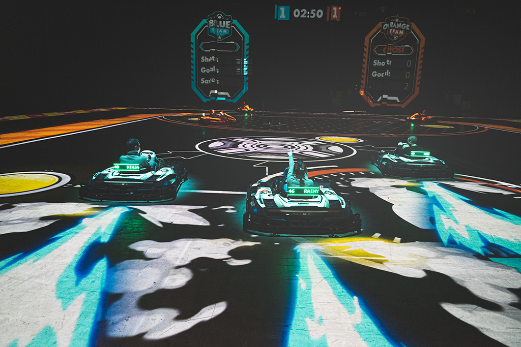 BattleKart joueurs en arrière plan dans leurs karts avec ballon BattleFoot au centre