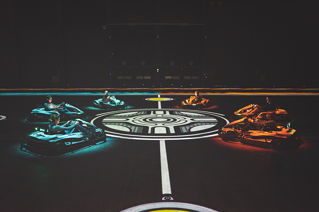BattleKart joueurs dans leurs karts autour du ballon BattleFoot au centre