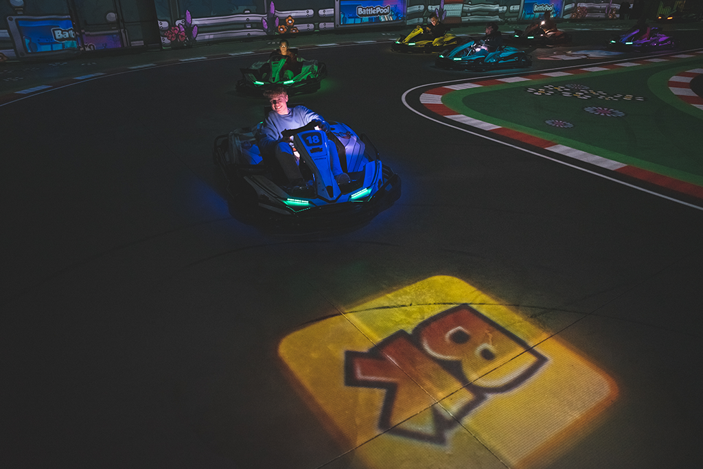 BattleKart joueur dans son kart va rouler sur une case bonus jaune